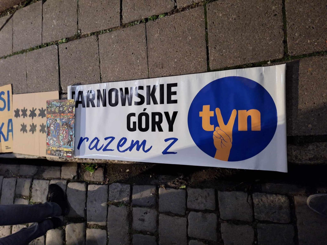 Impreza pożegnalna pod biurem poselskim Barbary Dziuk. "O Barbaro, królowo donosów!" 