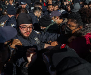 Nowy Jork w ogniu protestów. Migranci ścierają się z funkcjonariuszami