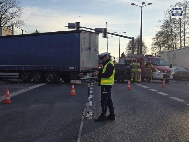 Dramatyczne sceny na DK1 w Pszczynie! 26-letni kierowca w szpitalu po zderzeniu z tirem