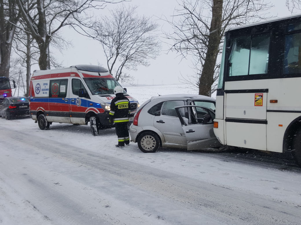 Seria groźnych zdarzeń drogowych po opadach śniegu