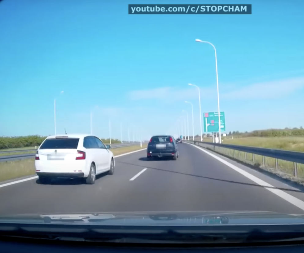 Cwaniak wyhamował przed maską wyprzedzanego auta! Skutki są opłakane