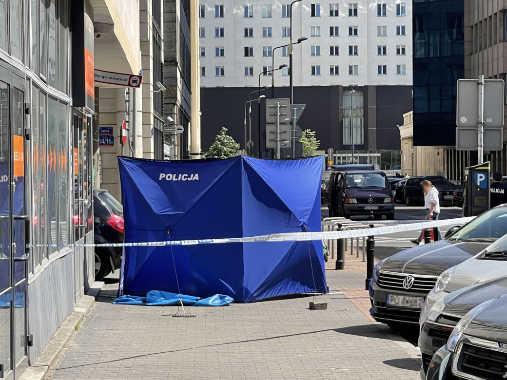 Tragedia w samym centrum Warszawy. Kobieta skoczyła z 9. piętra. Nie żyje