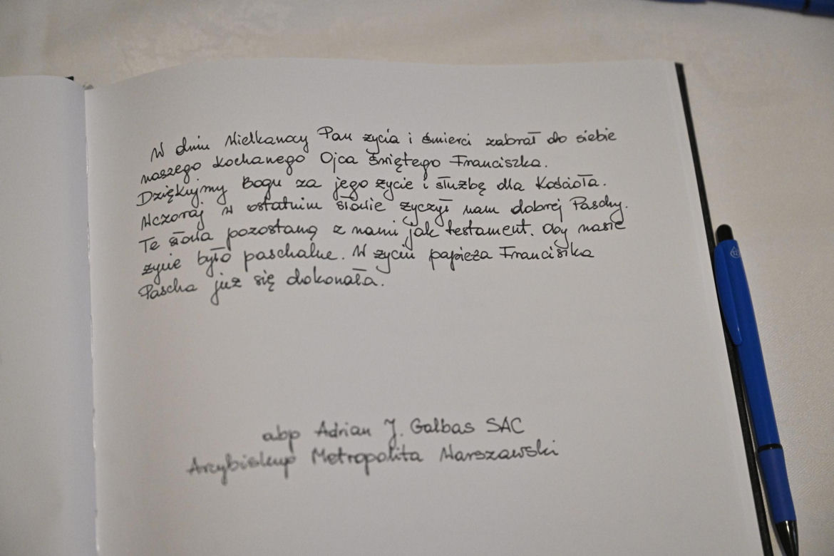Warszawa żegna papieża Franciszka. Poruszające wpisy w Archikatedrze 