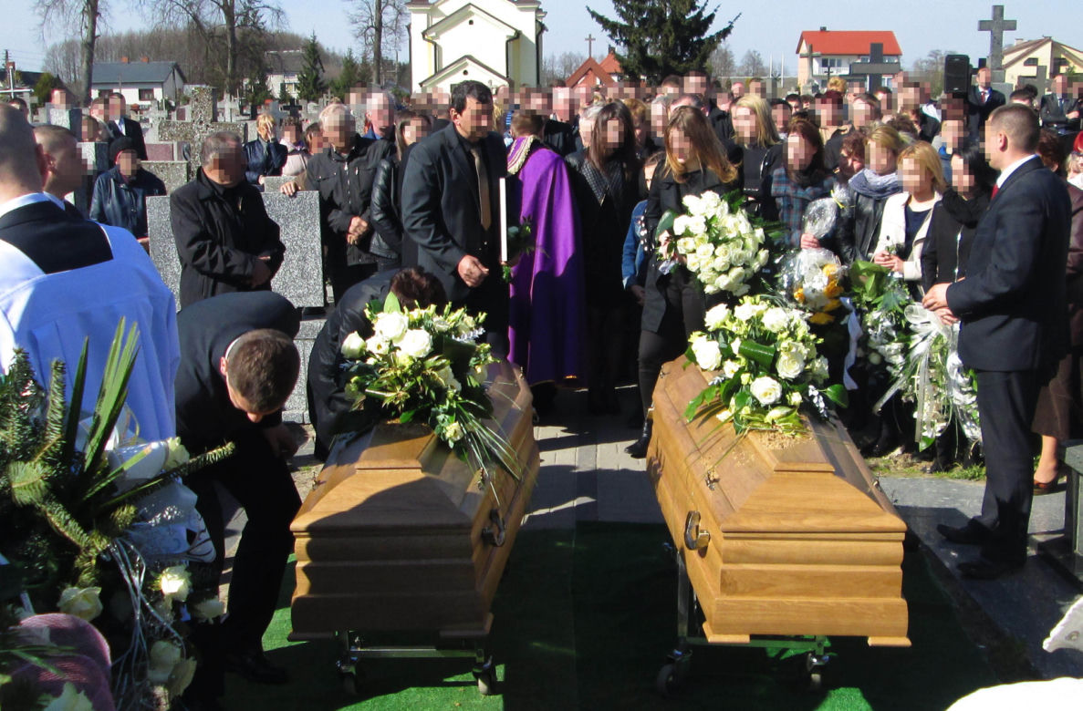 Razem się urodzili i razem zginęli. Audi bliźniaków roztrzaskało się o przydrożne drzewo 