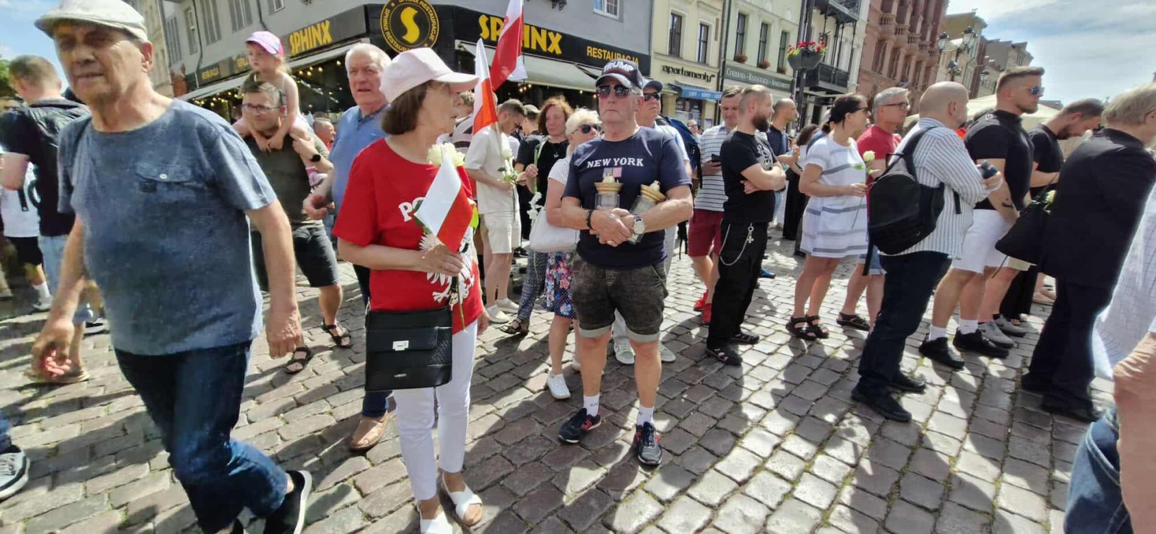Marsz Milczenia dla Klaudii w Toruniu. „Niech nasza cisza przemówi głośniej niż słowa” [RELACJA NA ŻYWO]