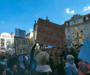 Demonstracja pod Sądem Rejonowym w Środzie Wielkopolskiej! Elena wróć! 