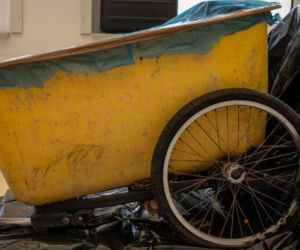 Ciało Polaka odnalezione w żółtej skrzyni. Śledczy ujawniają fakty w sprawie tajemniczej śmierci 44-latka