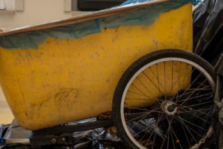 Zmasakrowane ciało Polaka w żółtej skrzyni porzuconej w lesie. Jest apel policji