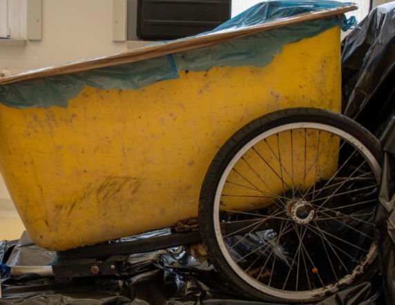 Ciało Polaka odnalezione w żółtej skrzyni. Śledczy ujawniają fakty w sprawie tajemniczej śmierci 44-latka