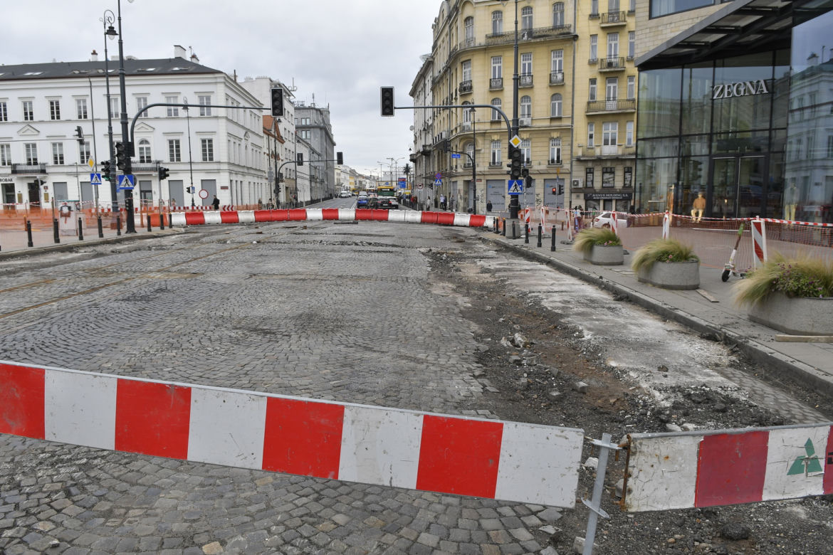 Zaasfaltują Plac Trzech Krzyży żeby go za kilka lat znów rozkopać 