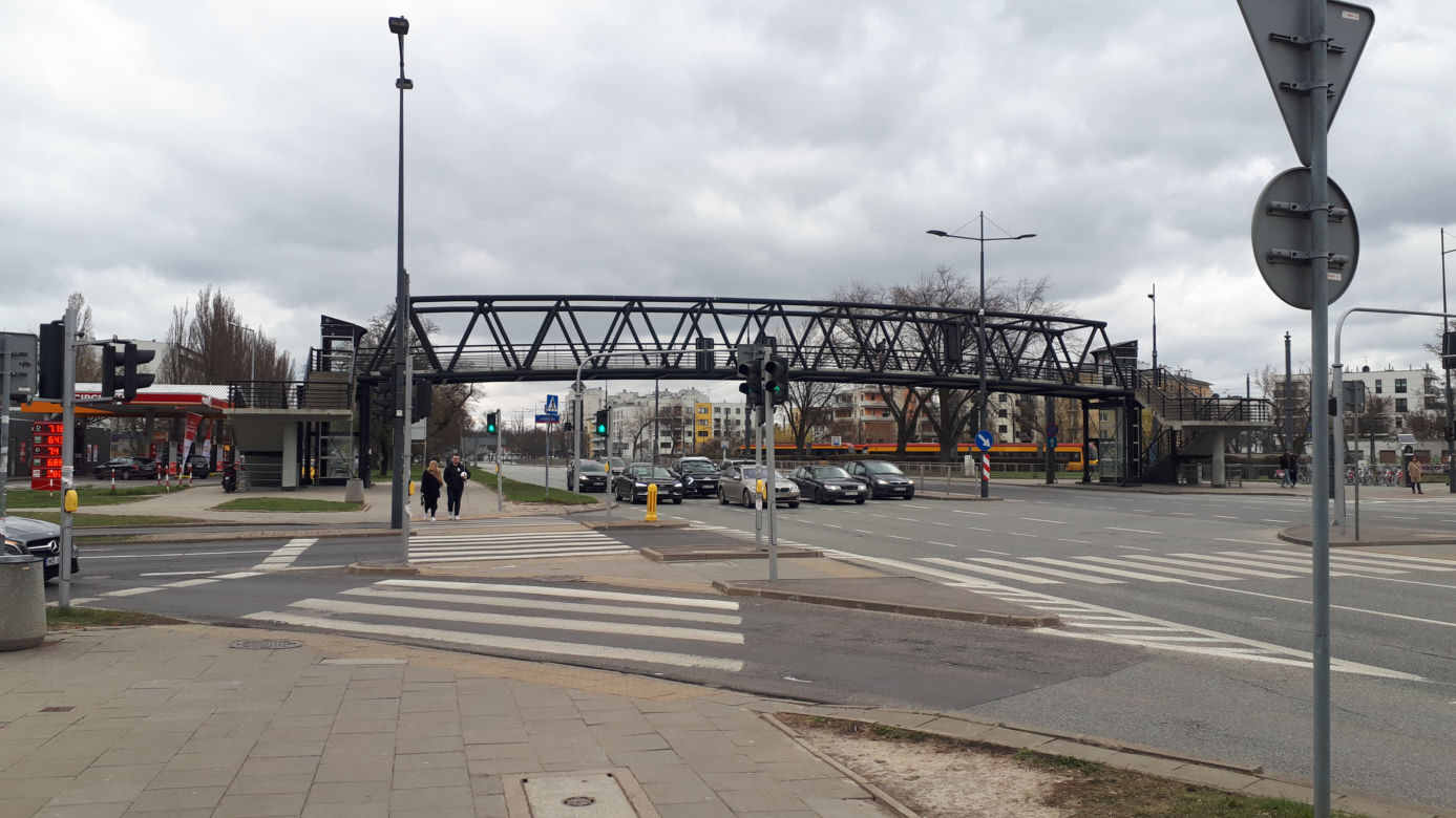 Makabra na Grochowie. Zwłoki w krzakach przy galerii handlowej