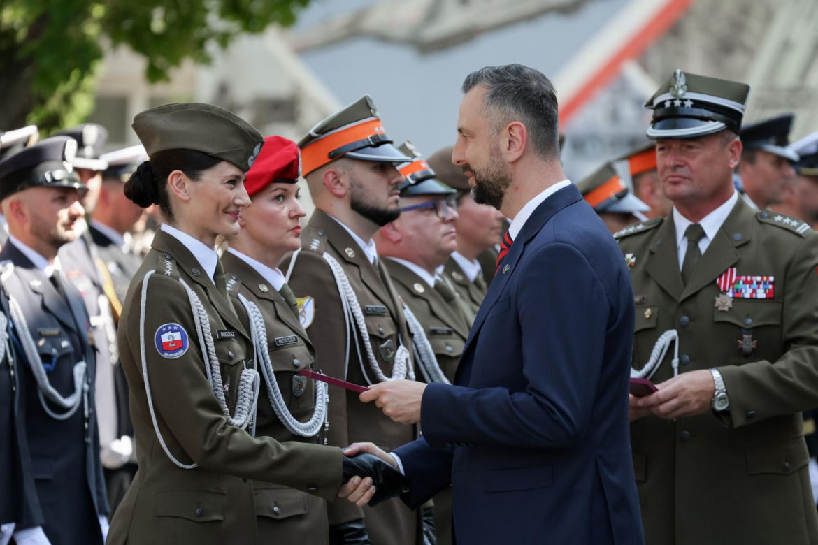 Szef MON wręczył odznaczenia żołnierzom