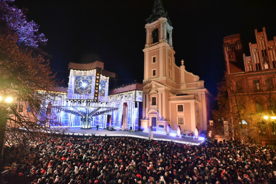 Sylwestrowa Moc Przebojów 2024. Tłumy na imprezie Polsatu w Toruniu. Zdjęcia gwiazd i uczestników