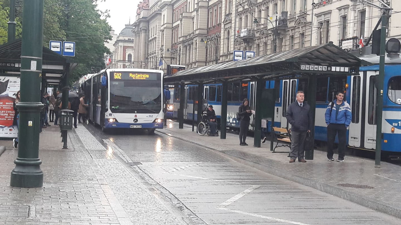 Wypadek w centrum Krakowa. "Konsularne" BMW potrąciło rowerzystę