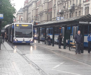 Wypadek w centrum Krakowa. Konsularne BMW potrąciło rowerzystę