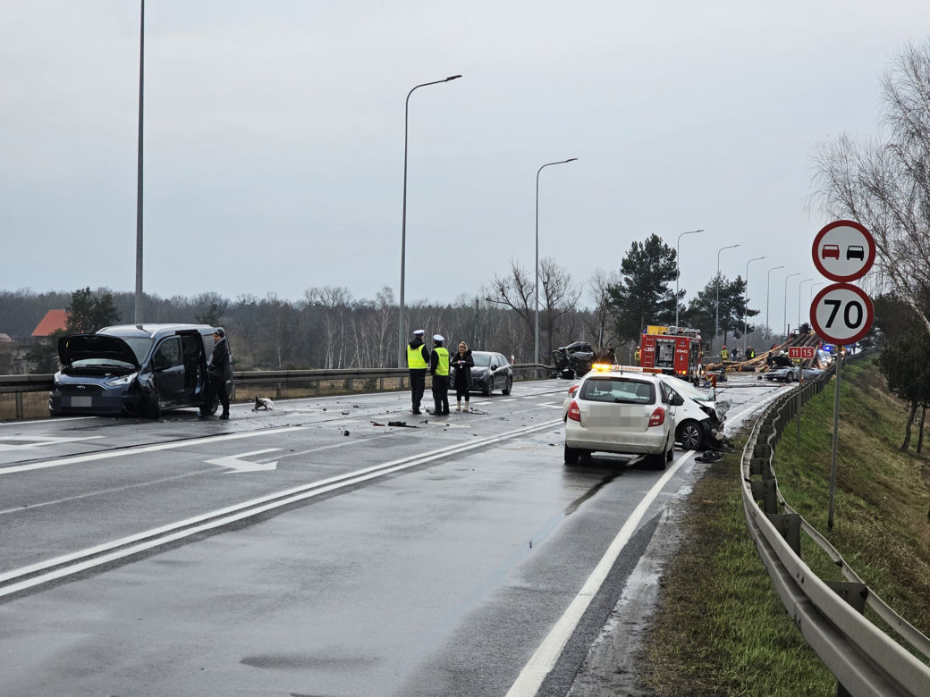 Kłody drewna spadły na samochody Poważny wypadek na DK11