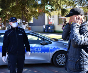 Dzielnicowy rozdawał mieszkańcom Lipska maseczki