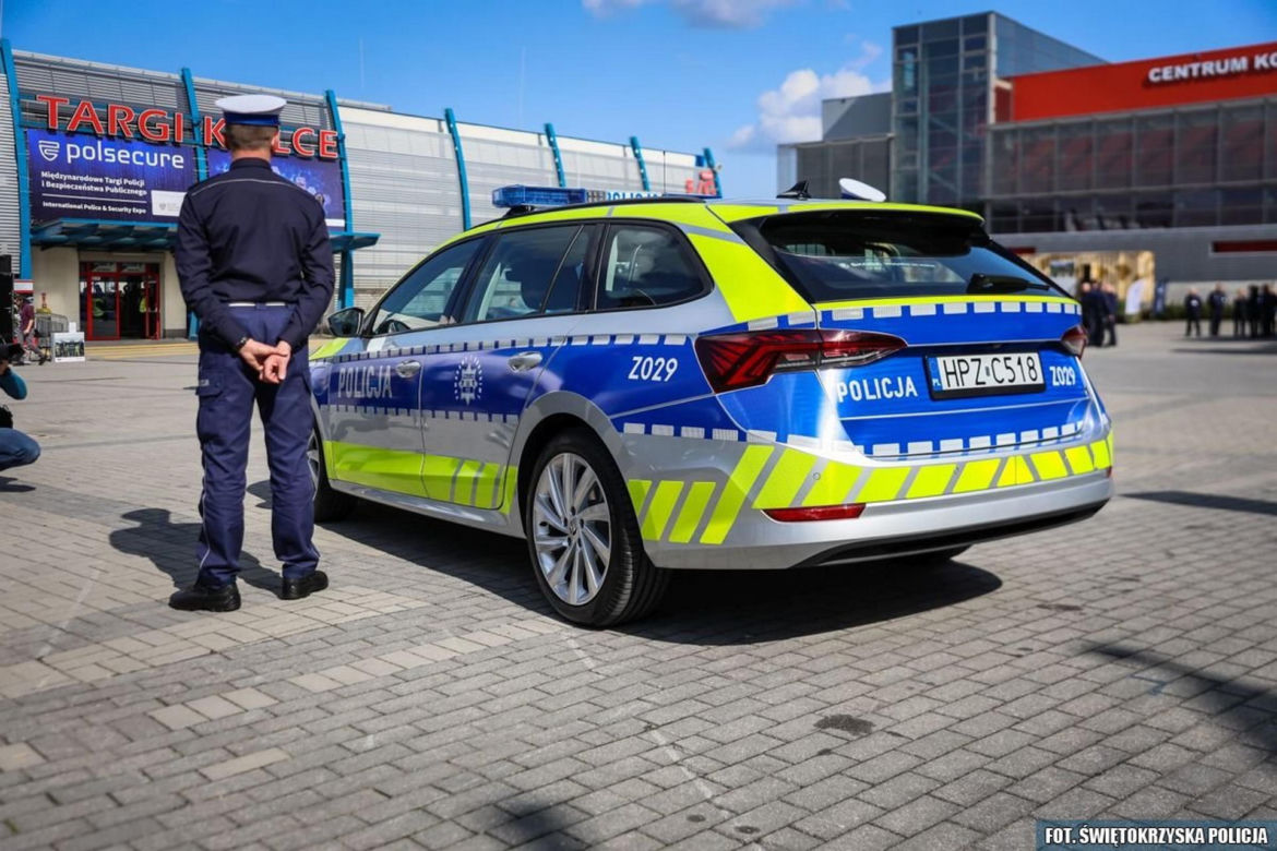 Policjanci jeżdżą odnowionymi radiowozami! Samochody aż się błyszczą! [ZDJĘCIA]