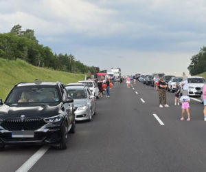 Zderzenie trzech aut na S7 pod Rychnowem. Na miejsce wezwano śmigłowiec LPR