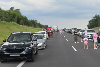 Zderzenie trzech aut na S7 pod Rychnowem. Na miejsce wezwano śmigłowiec LPR