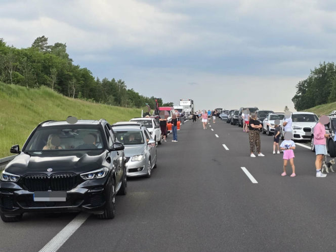 Zderzenie trzech aut na S7 pod Rychnowem. Na miejsce wezwano śmigłowiec LPR