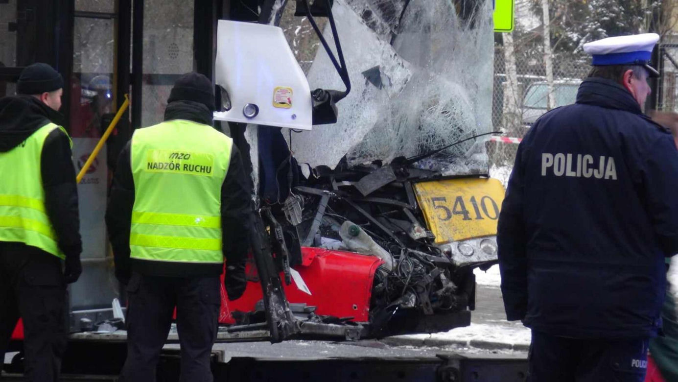 Czołowe zderzenie autokaru i autobusu miejskiego. Kabiny zmiażdżone, kierowcy w szpitalu