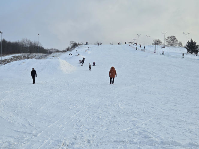 Tłumy narciarzy w bydgoskim Myślęcinku. Byliśmy na Stefanowym Stoku