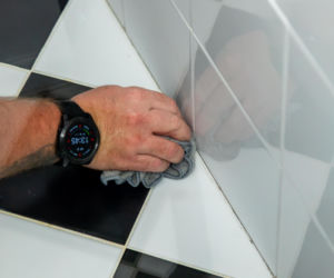 Jak poprawnie usunąć starą fugę i silikon oraz nałożyć nowy? Murator Remontuje