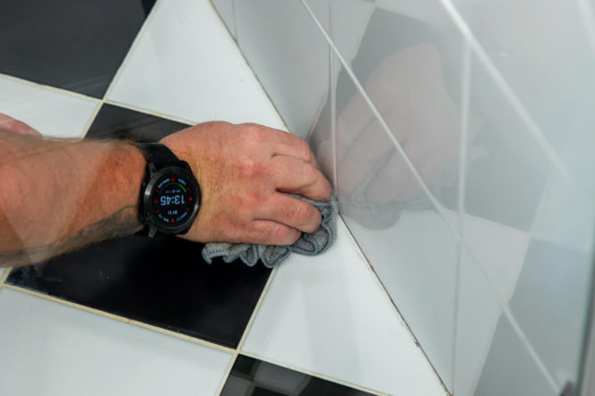 Jak poprawnie usunąć starą fugę i silikon oraz nałożyć nowy? Murator Remontuje