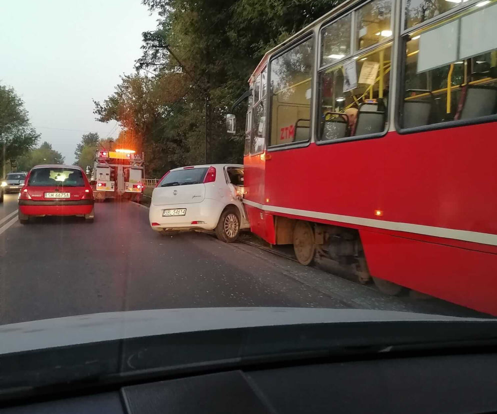Wypadek w Sosnowcu. Samochód osobowy zderzył się z tramwajem. Są utrudnienia!