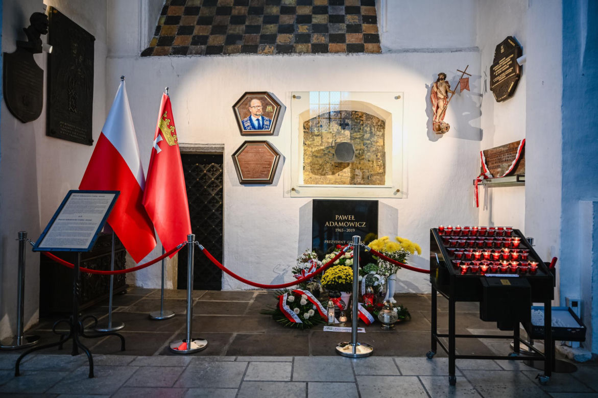 Przejmujący widok przy grobie Pawła Adamowicza. Zdjęcia z bazyliki Mariackiej