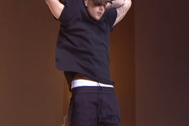 Justin Bieber ściągnął koszulkę