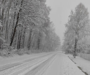 Opady śniegu PARALIŻUJĄ drogi. DRAMAT na drogach Podkarpacia [ZDJĘCIA INTERNAUTÓW]