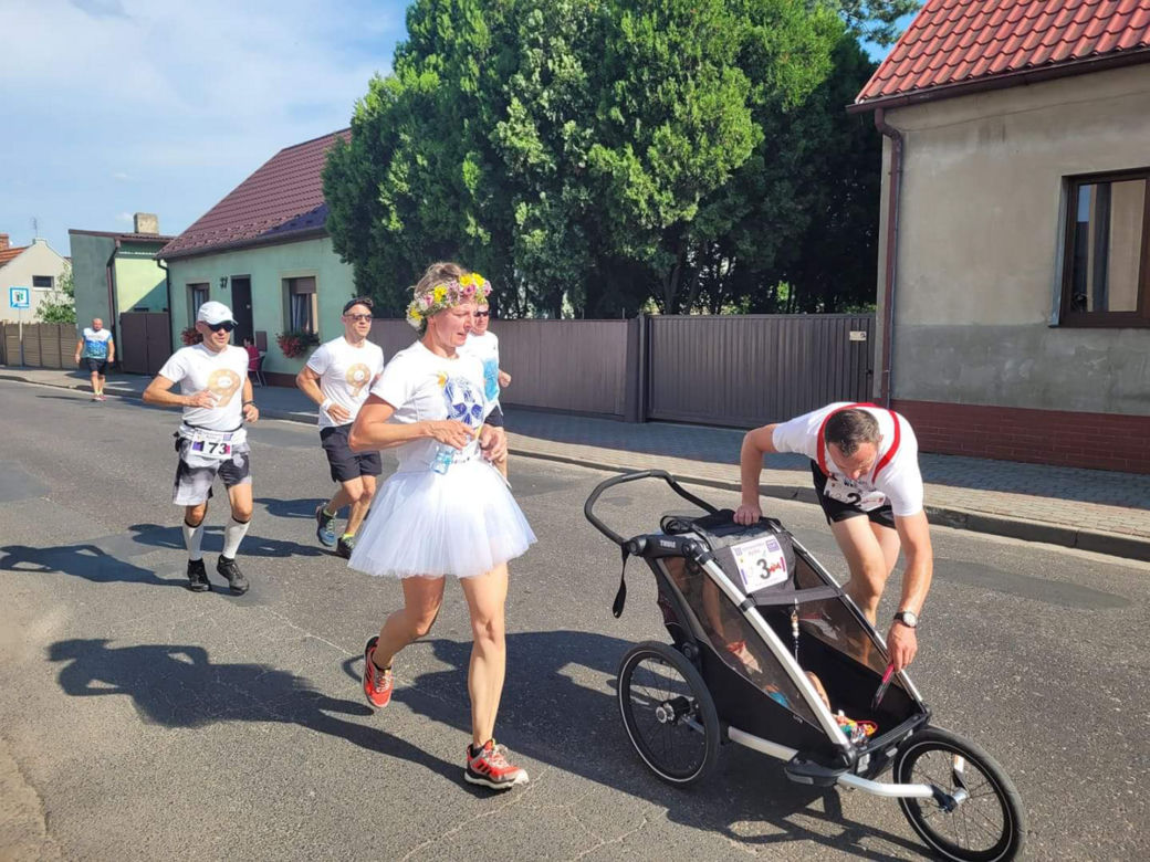 Pobrali się na mecie biegu
