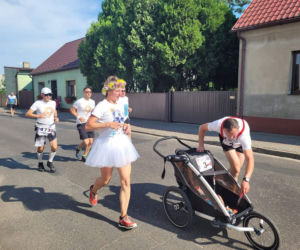 Pobrali się na mecie biegu