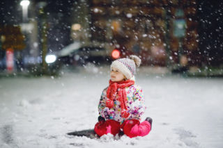 Lodowisko przed domem? Wypróbuj te sposoby zamiast soli, są bezpieczne dla roślin i butów