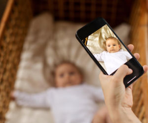 Rodzice chętnie publikują zdjęcia swoich pociech w social mediach. A co o tym stanowi prawo? Prawnik wskazuje na kwestie, które mogą wplątać dorosłych w spore kłopoty