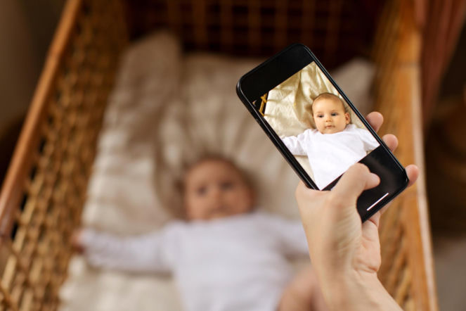 Rodzice chętnie publikują zdjęcia swoich pociech w social mediach. A co o tym stanowi prawo? Prawnik wskazuje na kwestie, które mogą wplątać dorosłych w spore kłopoty