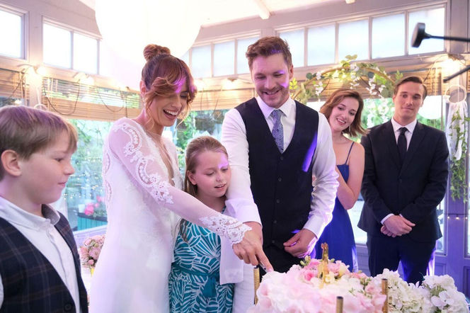 M jak miłość odc. 1890. Kama (Michalina Sosna), Marcin (Mikołaj Roznerski), Szymek (Staś Szczypiński), Maja (Laura Jankowska)