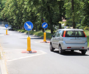Drogowy absurd? Kierowcy z Tarnowa muszą jeździć slalomem!