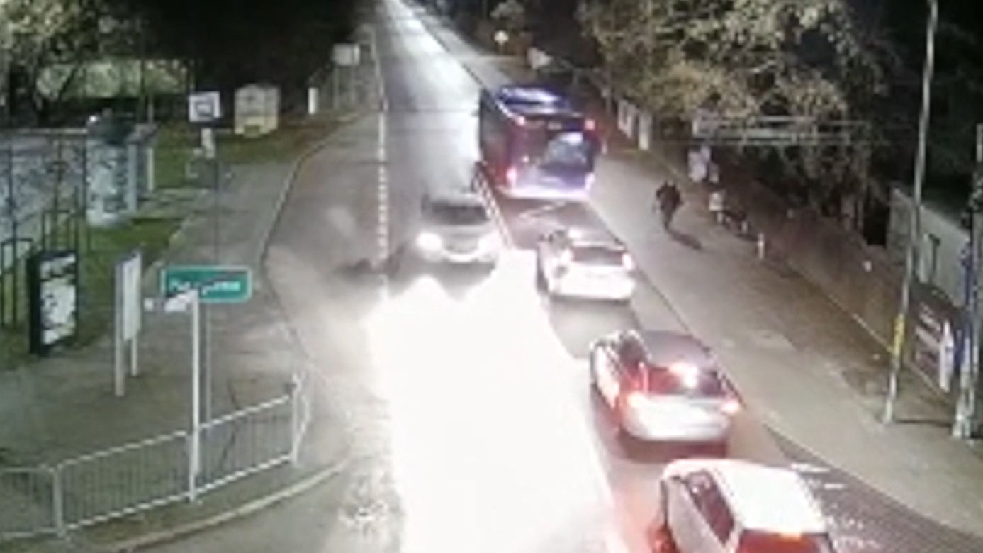 Chłopiec wbiegł zza autobusu prosto pod samochód. Dramatyczne nagranie z Piaseczna