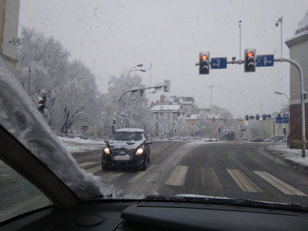 FATALNE warunki na drogach Rzeszowa. Śnieżny ARMAGEDON! [ZDJĘCIA]