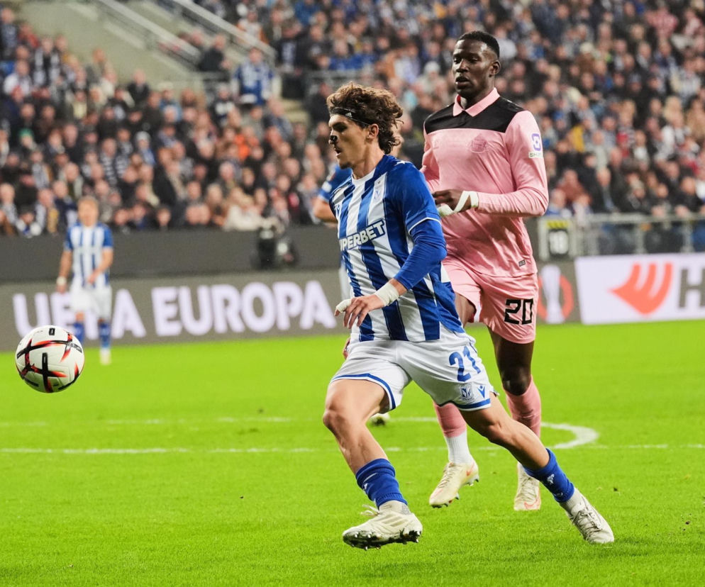 Leo Bengtsson przy piłce podczas meczu z Sunderlandem. O remisie Lecha w Lidze Europy przeczytasz na SE Supersport.
