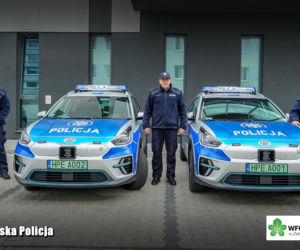 Nowe policyjne radiowozy z hasłem Pomagamy i chronimy” na masce
