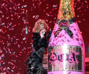 Doda wyskoczy z żyrandola