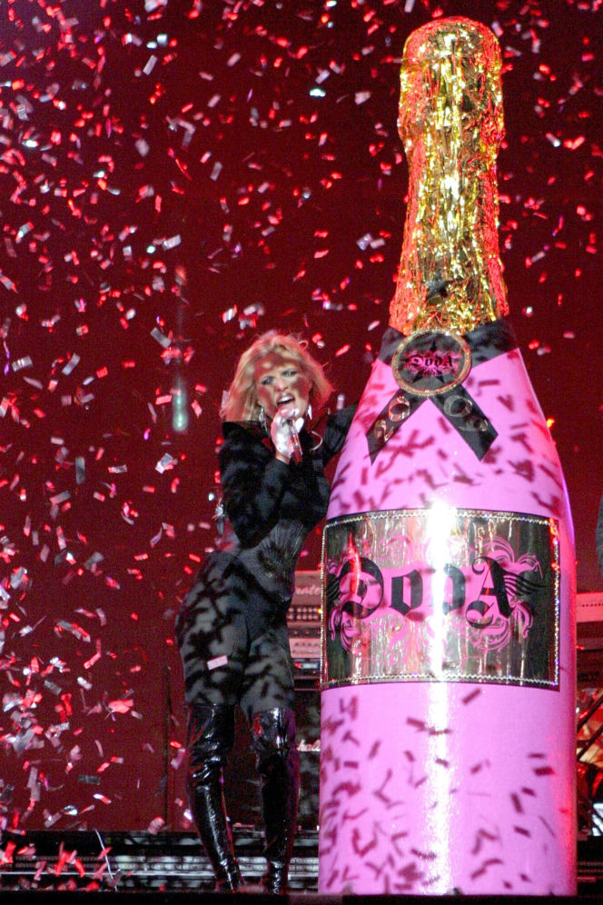 Doda wyskoczy z żyrandola