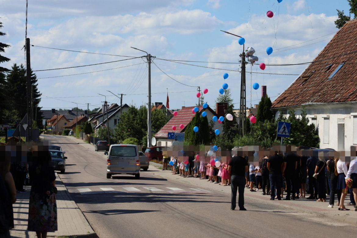 Kolorowe balony wzbiły się prosto do nieba. Wzruszający gest na pogrzebie 7-letniej Natusi