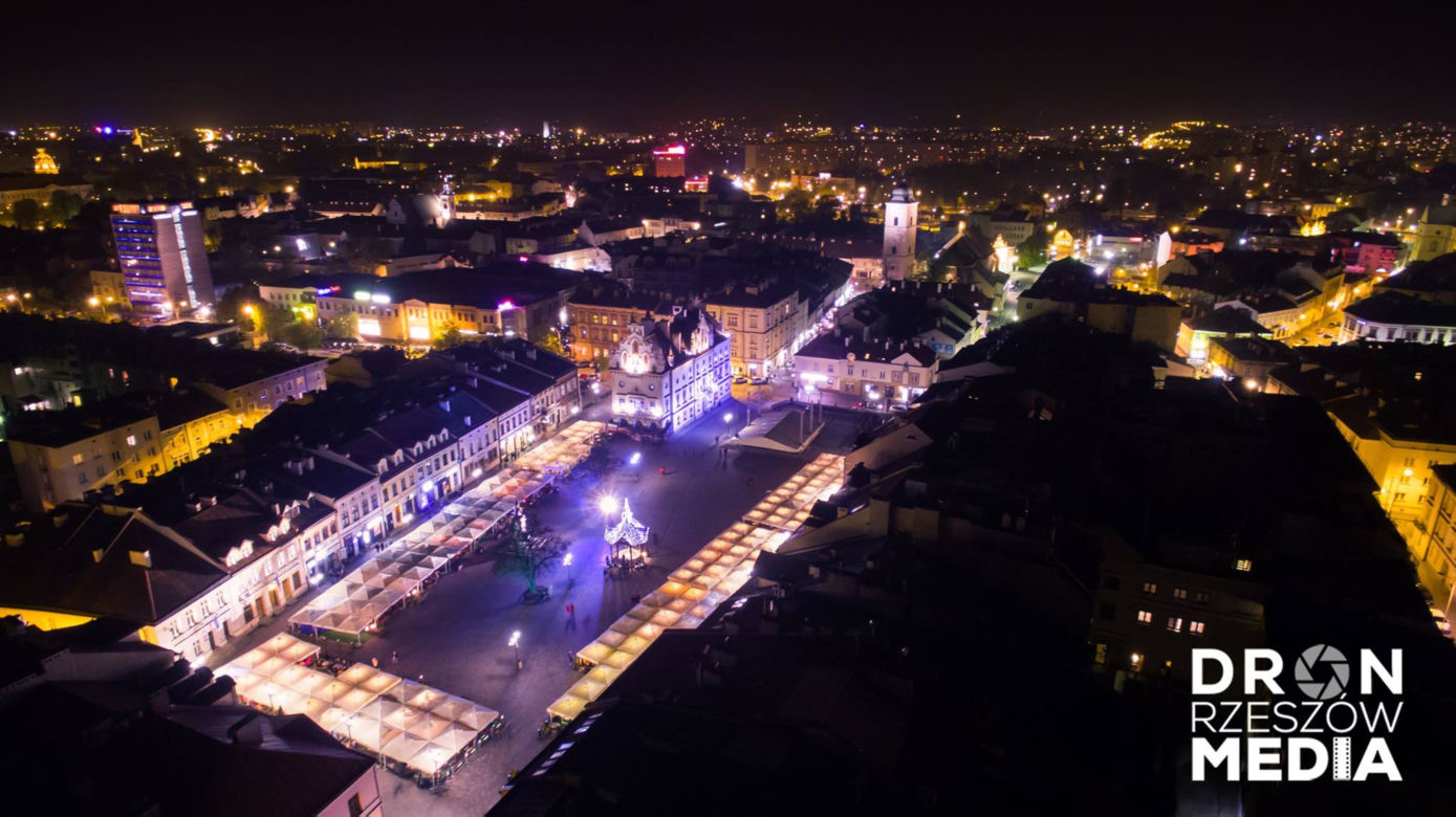 Rzeszów z drona nocą