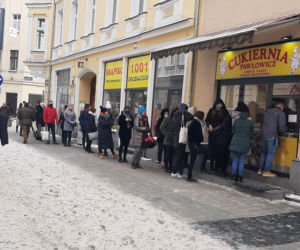Kolejki przed cukierniami w Poznaniu
