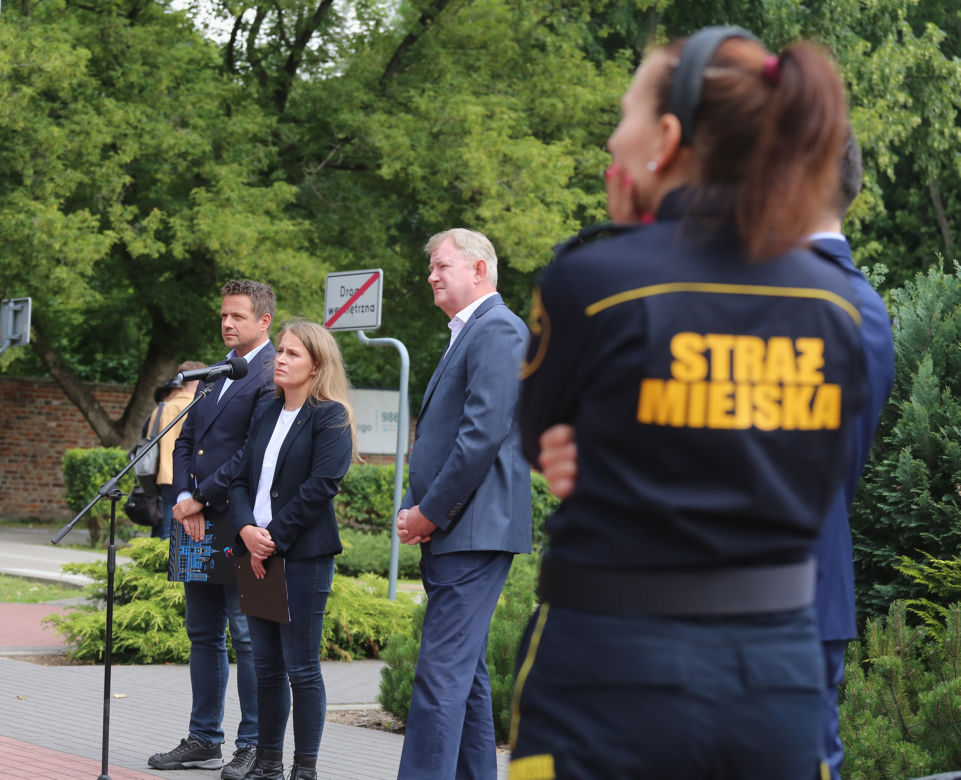 Nowa komendant straży miejskiej wywalczyła podwyżki! Trzaskowski sypnął groszem
